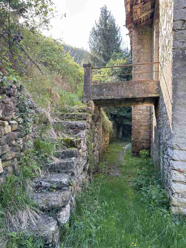 Maroncella corte interna con scalette di accesso agli orti e all'abitazione