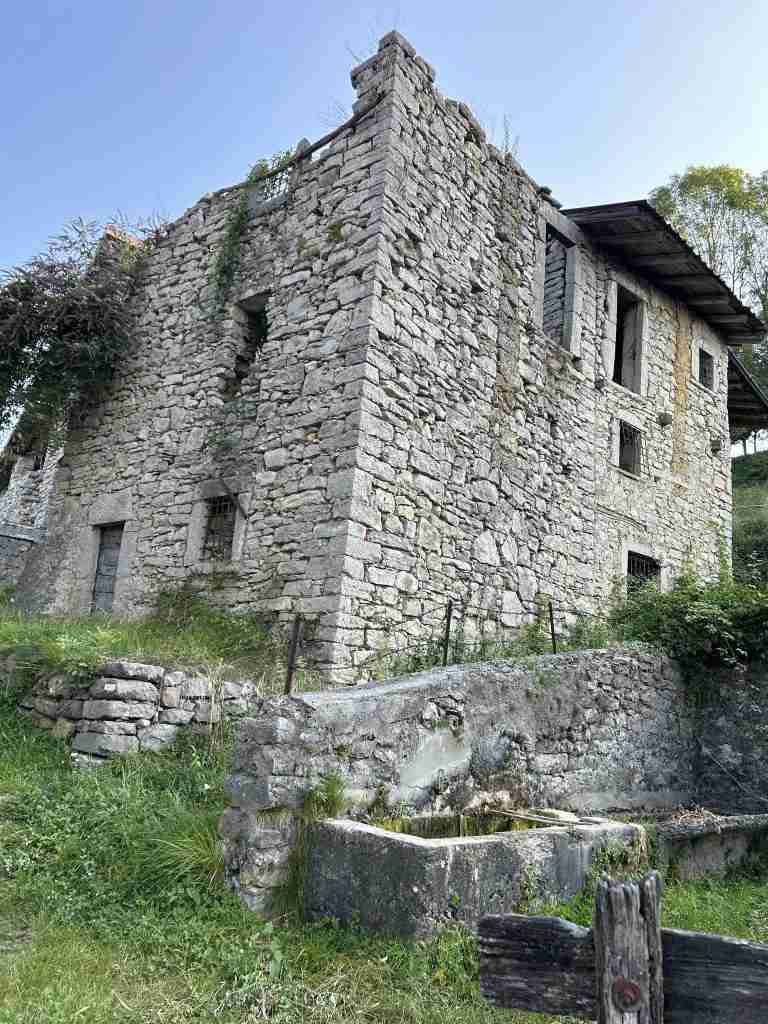 Maroncella casale diroccato con abbeveratoio e lavatoio