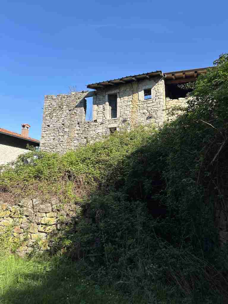 MARONCELLA SLARGO EX PIAZZETTA CON VISTA SU ALTRE COSTRUZIONI DISABITATE E RUDERI