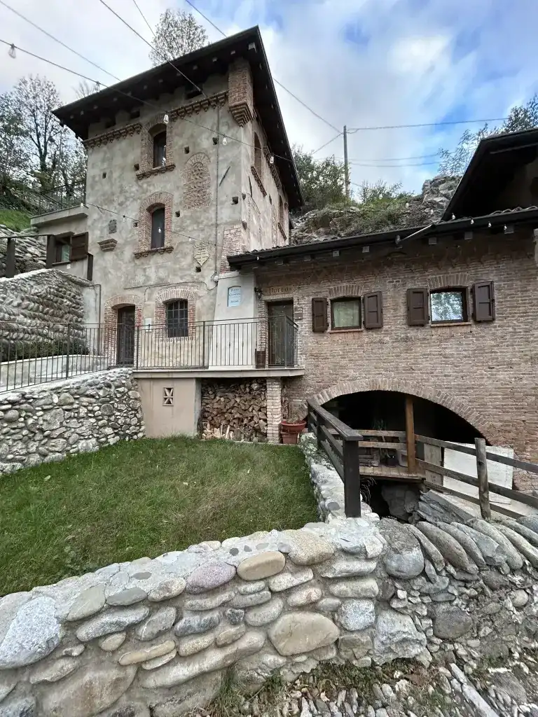 Casa Torre oggi B&B con insegna "Il Porto"