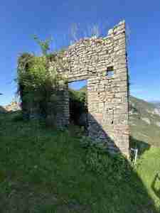 Resti in rovina all'uscita del Borgo