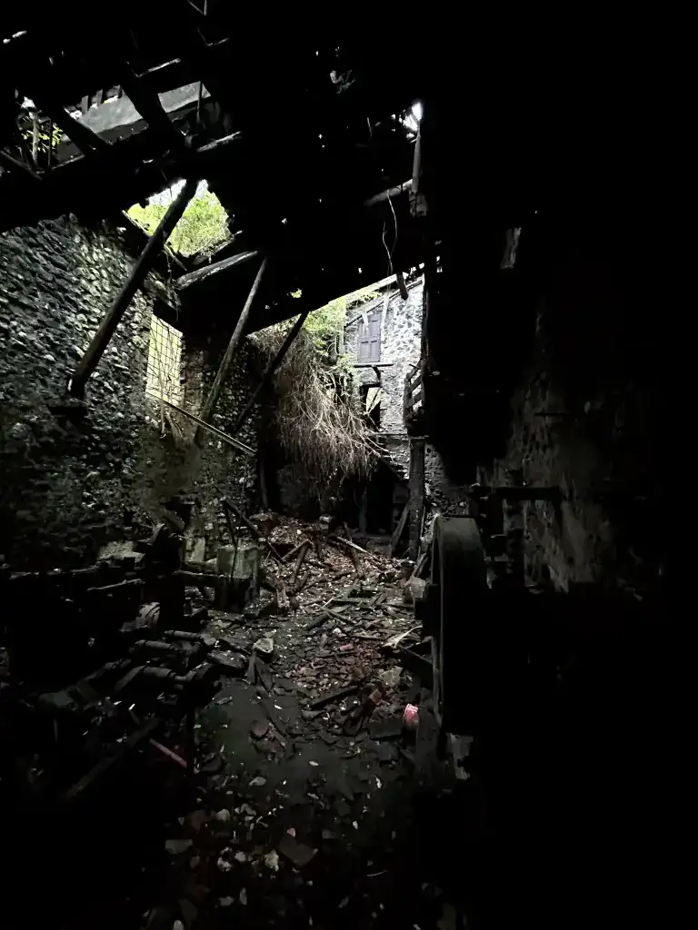 Fucina con Maglio Clanezzo Interni Vandalizzati