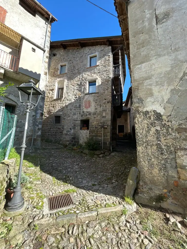 Entrata al Borgo di Oneta Palazzo Grataroli