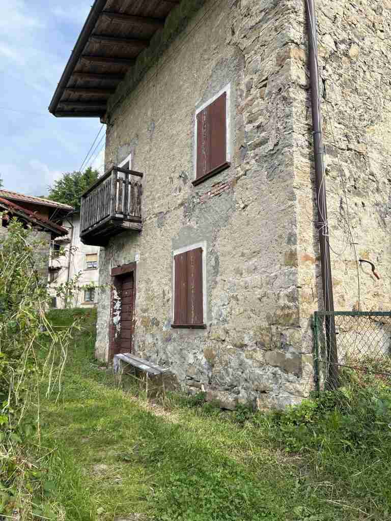 Uscita Località Tassi tra recinzioni