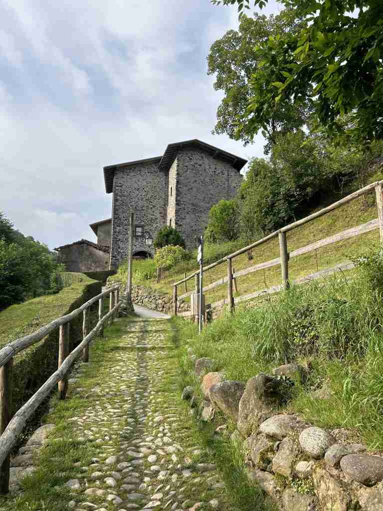 Cornello accesso al Borgo da Camerata Cornello