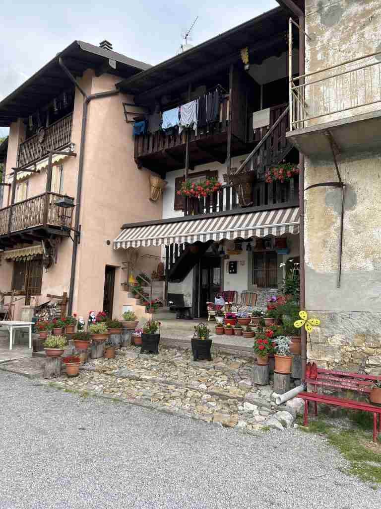 Caratteristico edificio abitato a Bretto Alto