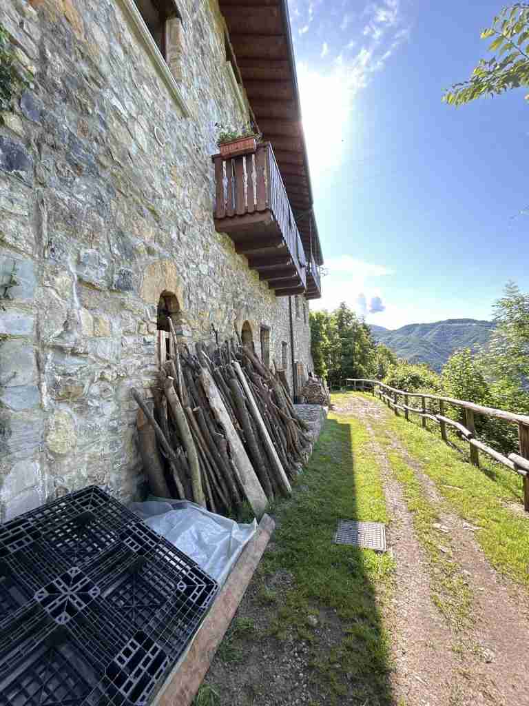 Palazzo ristrutturato all'ingresso a Bretto Basso