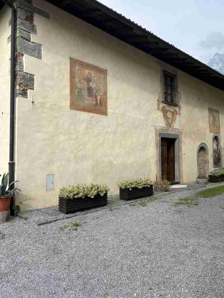 Affreschi sulla facciata principale dell'ex Palazzo Tasso