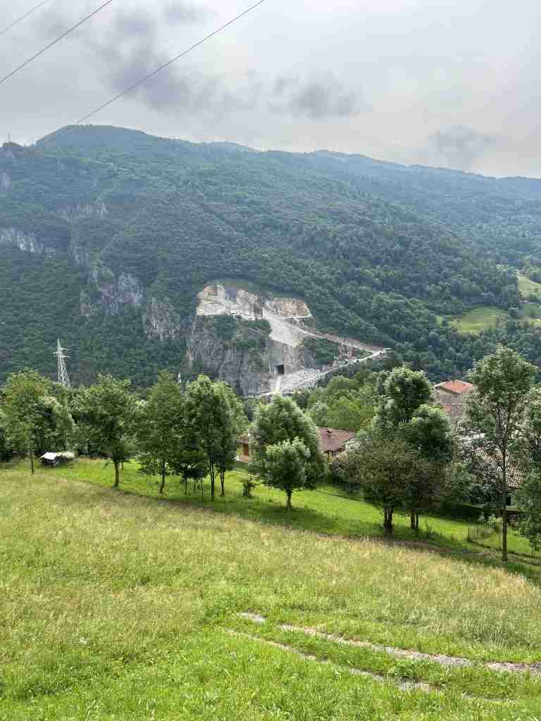 Vista su Cava di Marmo Arabescato a Camerata Cornello
