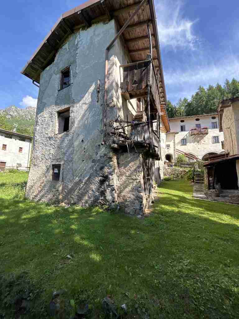 Ex pertinenza della servitù del Palazzo Tasso a Bretto Basso - Lato