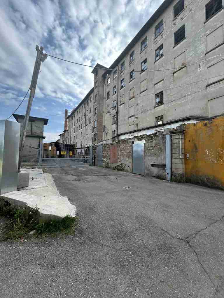 In fondo allo stabilimento si accedeva al reparto spedizioni
