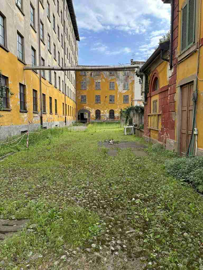 Sul fondo la "Palazzina Direzionale"