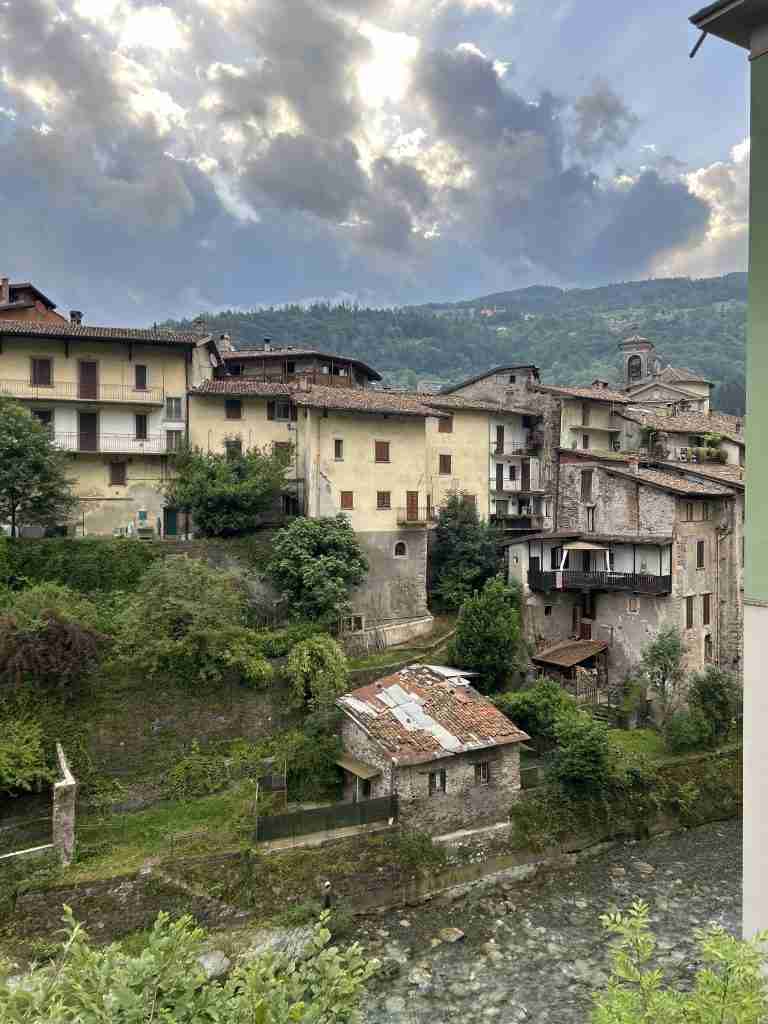 Edifici affacciati sull'Enna a San Giovanni Bianco