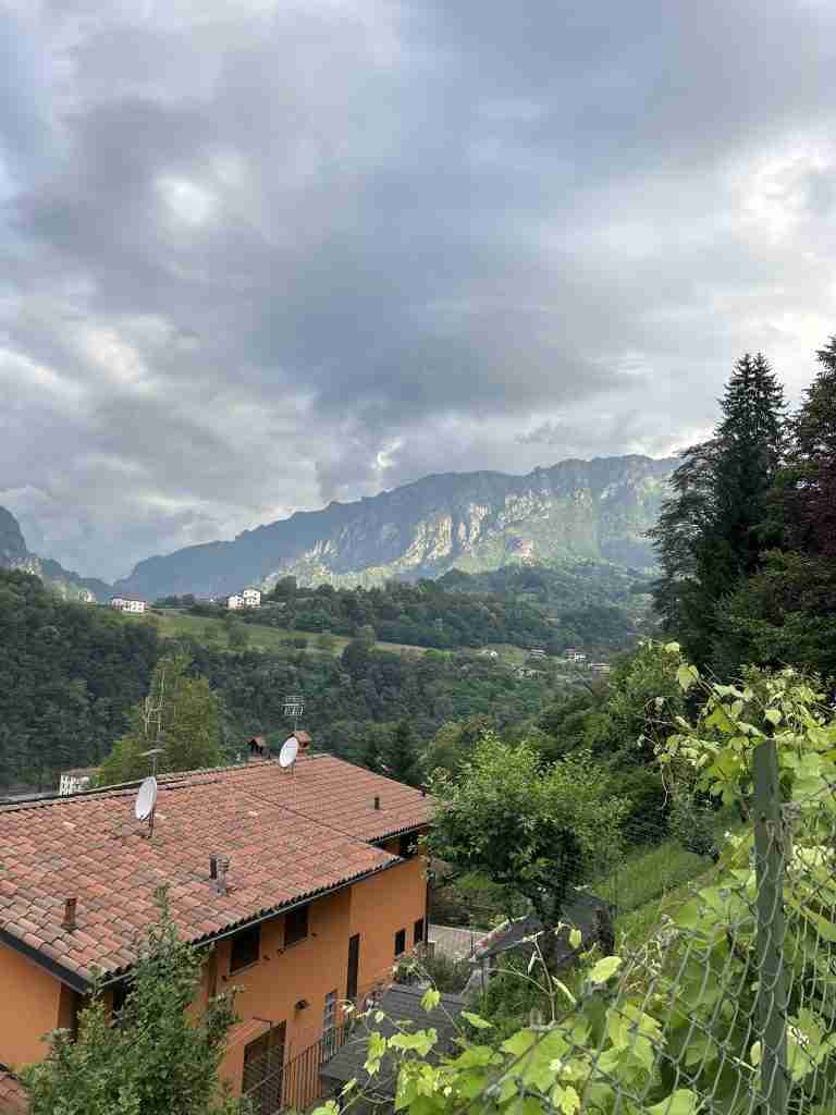 A sinistra sullo sfondo la Corna dei Porci 1316 m s.l.m