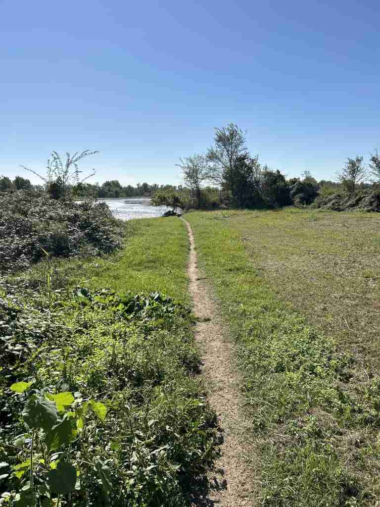 Attenzione ⚠ qui parte del sentiero è crollata nel fiume