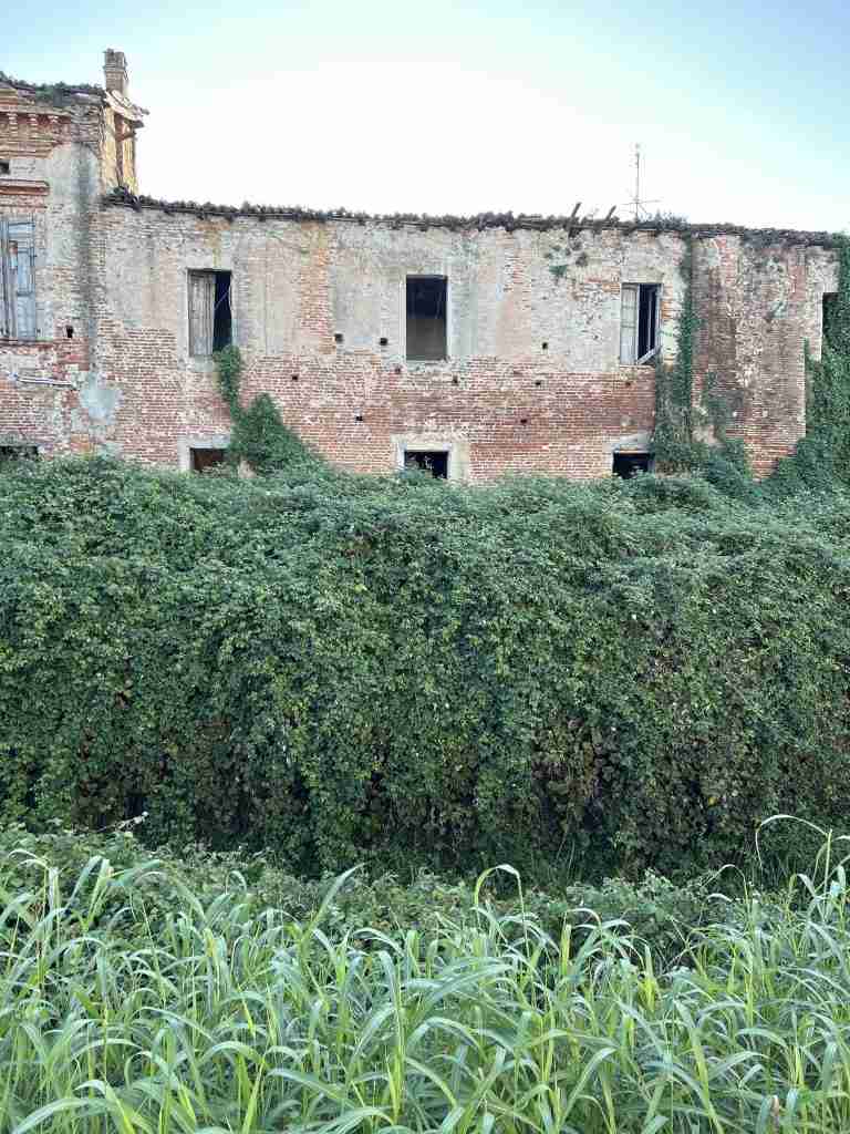 La parte padronale con le finiture ad arco del sottotetto