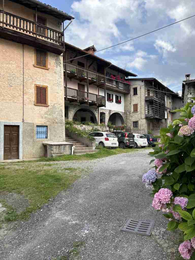 Grumo presenta diversi edifici con porticati