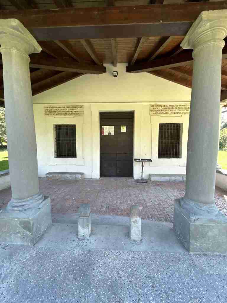 Portico in legno, sei colonne e due lapidi con iscrizioni