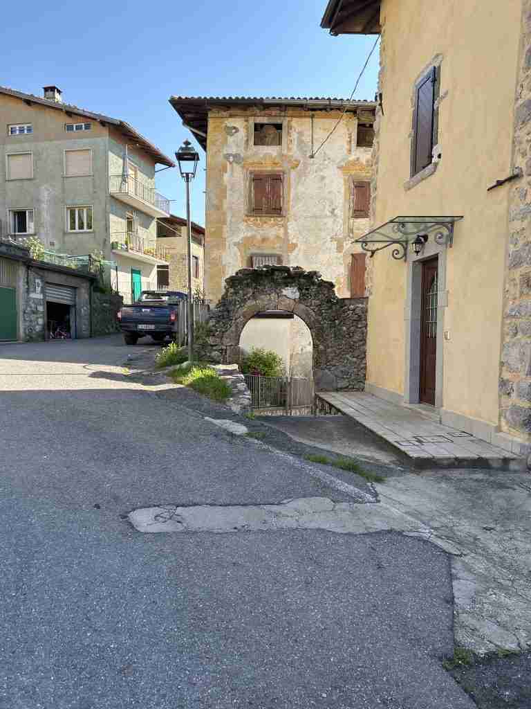 Antico casale con arco