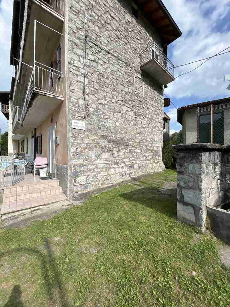 Entrata a Bosco Fuori con ristrutturazioni "eclettiche"