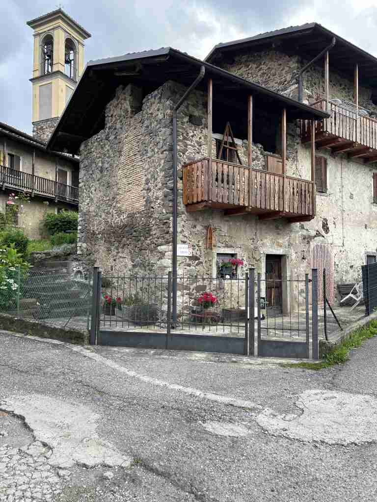 Caratteristico edificio d'angolo e torre campanaria