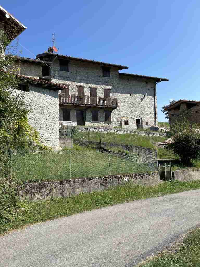 Cà Boffelli (980 m s.l.m.) tipico cascinale in pietra