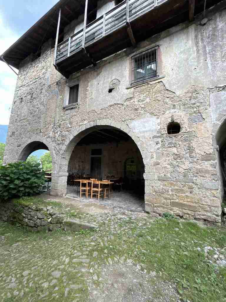 Struttura tipica Medioevale con muri in pietra località Grabbia