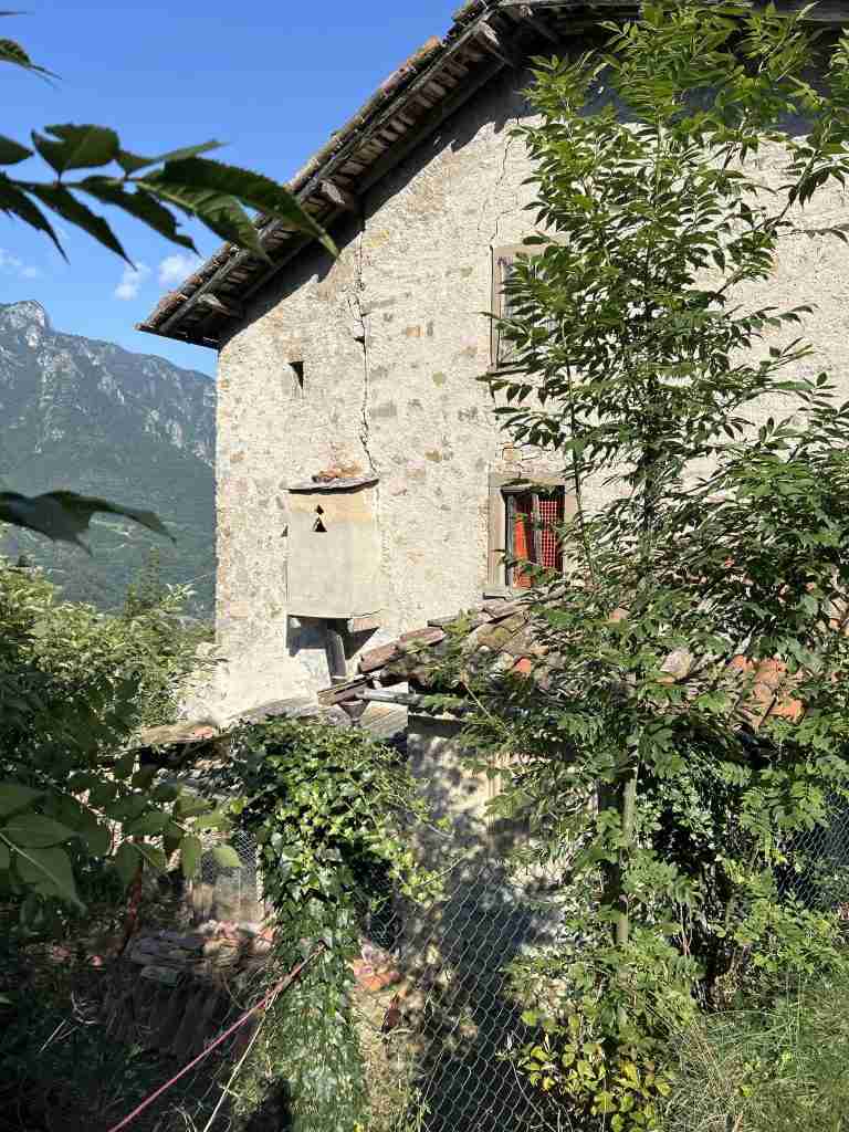 Casa disabitata con latrina esterna