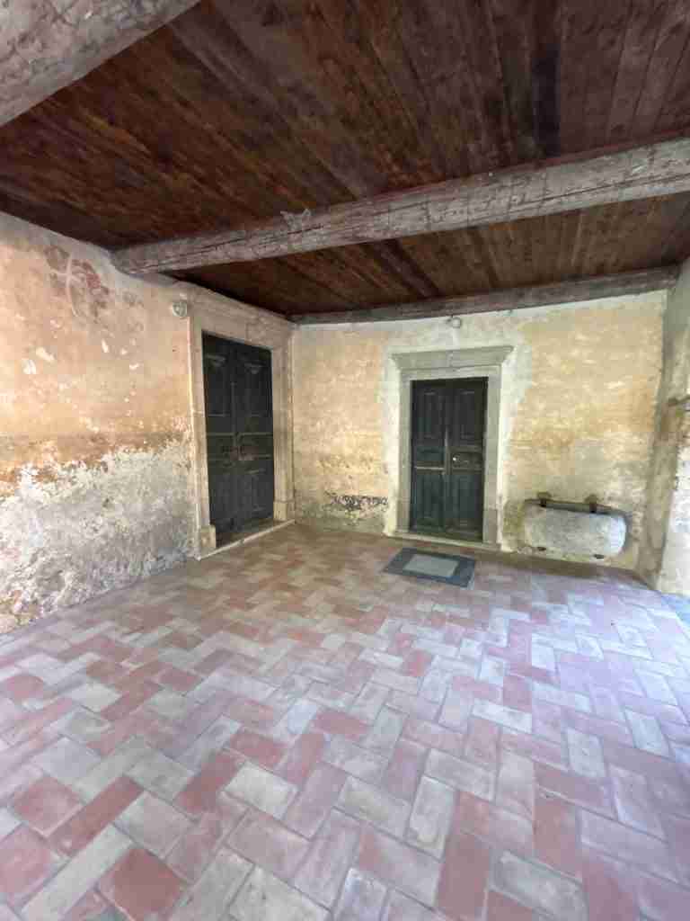 Porte laterali di accesso e acquasantiera