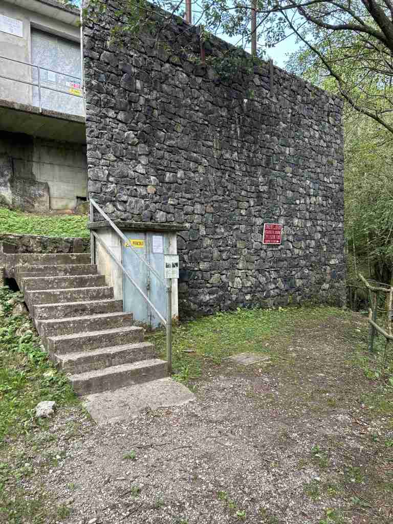 Acquedotto sorgente Bojone (sentiero dopo le scale)