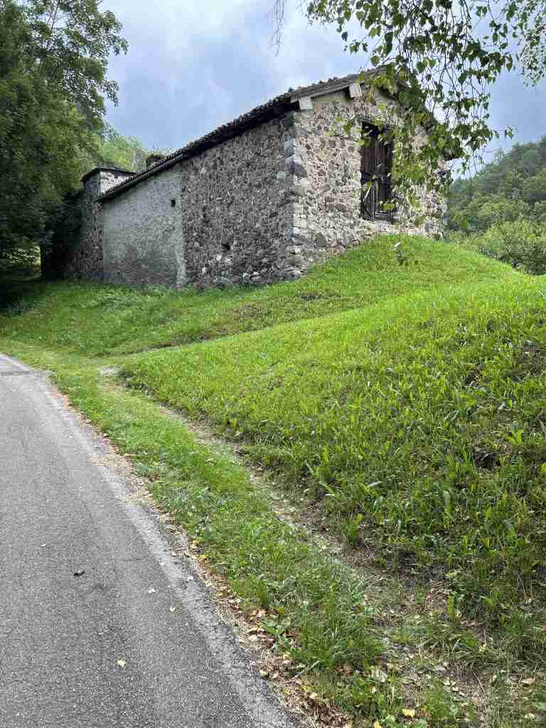 Stalla lungo la strada per Bosco