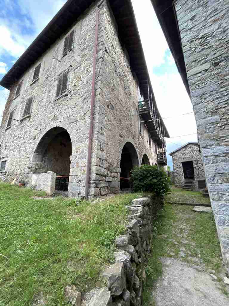 All'interno del portico sono presenti resti degli affreschi del Ceresa a tema religioso.