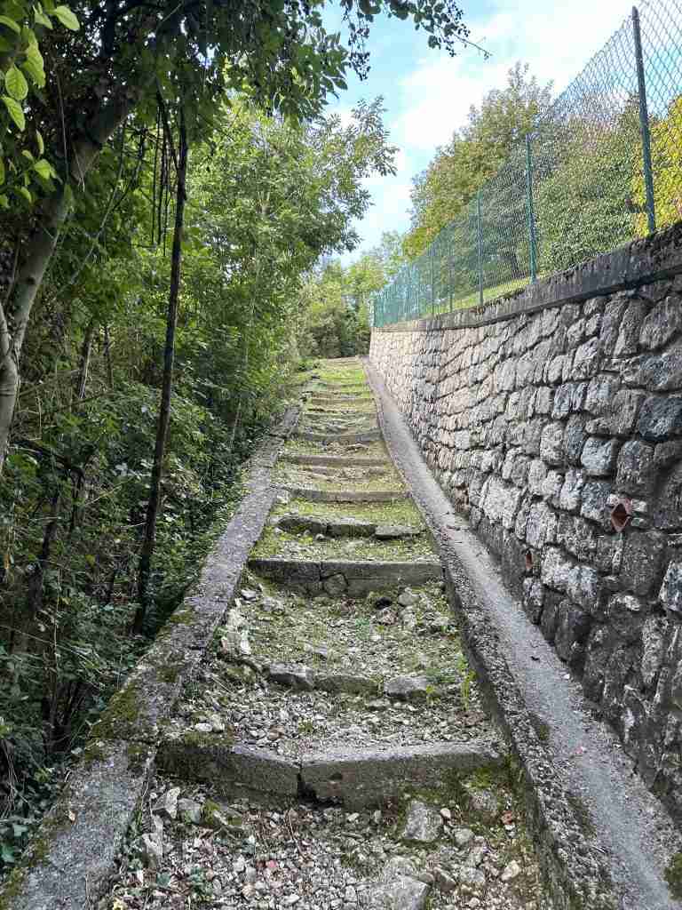 Salita a gradini verso la "Vetta"