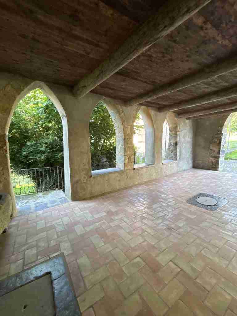 Portico con archi a cuspide e travatura lignea