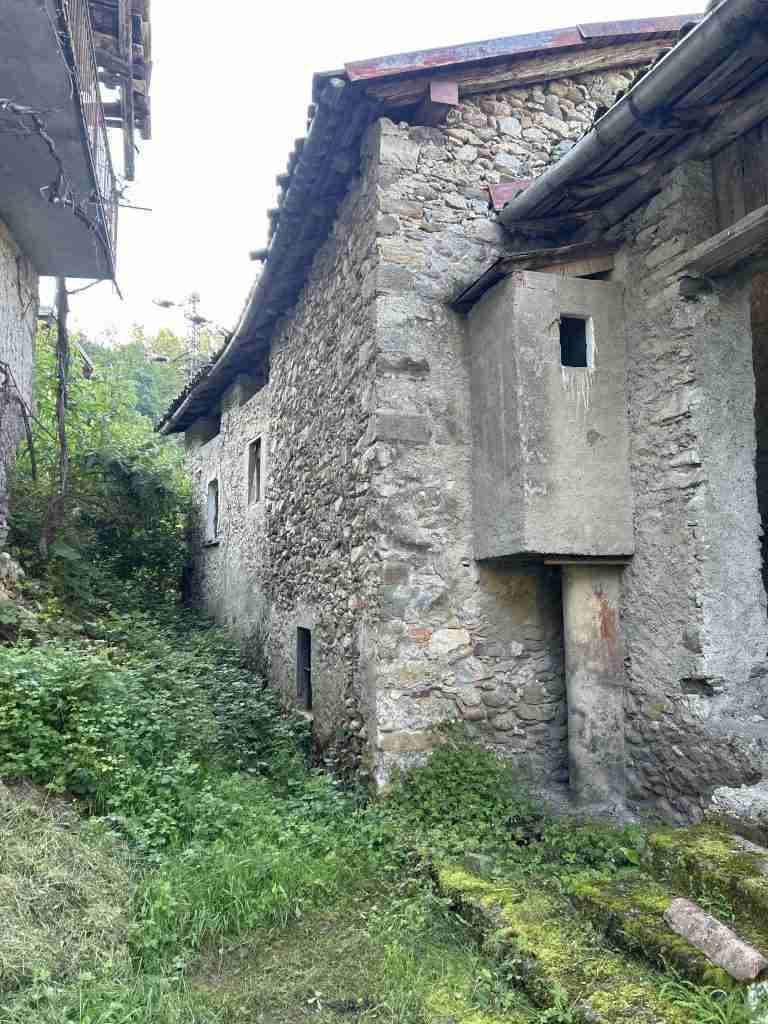 La classica Latrina esterna "In sospensione"