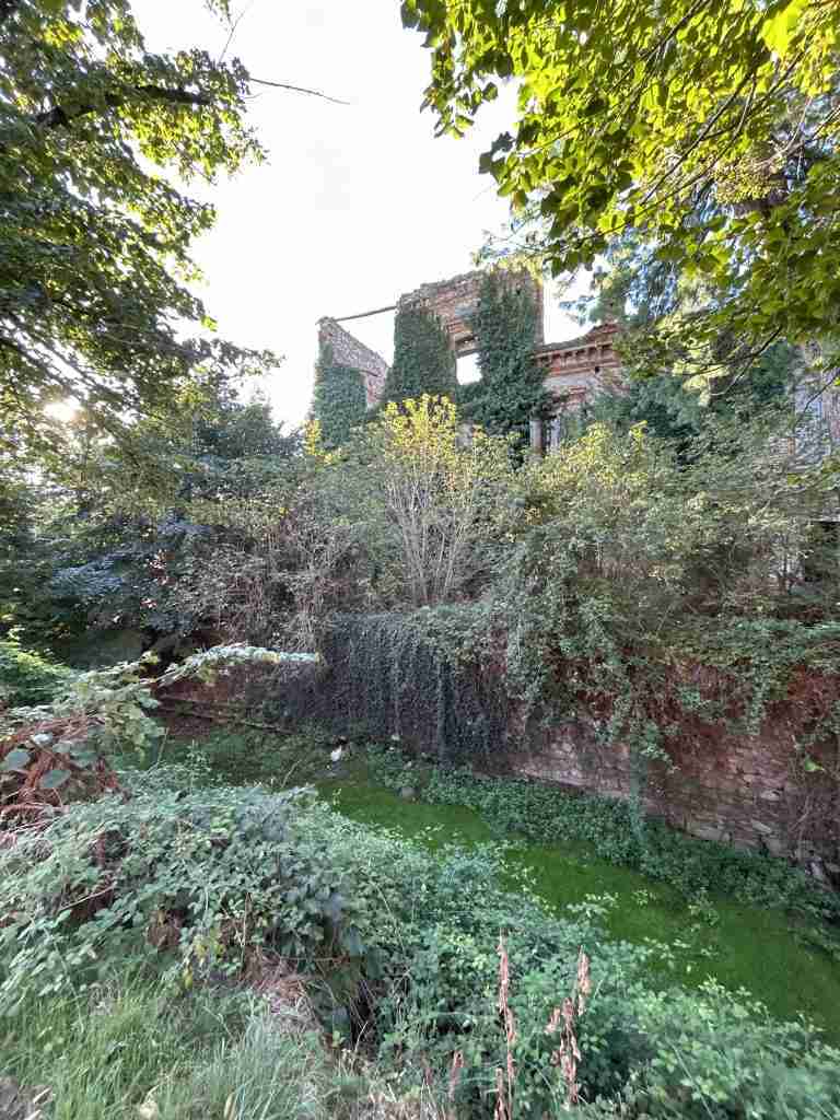 Fossato e ruderi su parte crollata