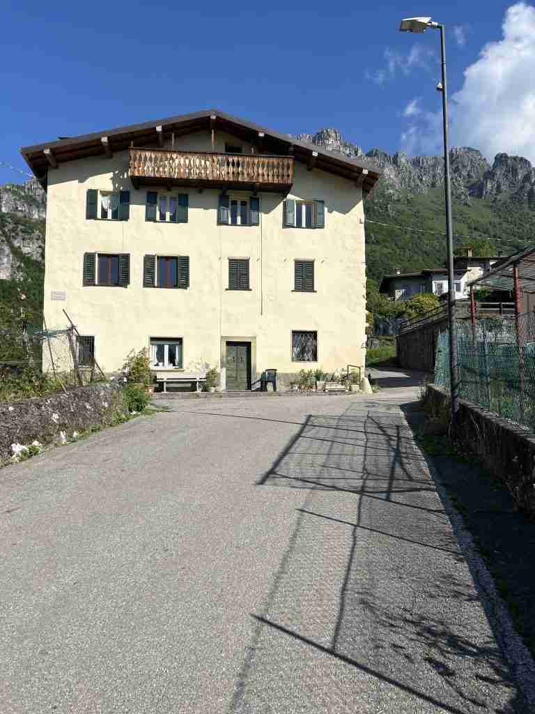 Casa con targa "Località Pianca"