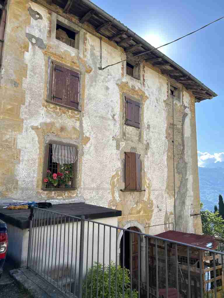 Le pareti recano ancora tracce di affreschi