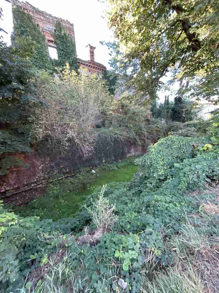 Fossato che circonda il Castello