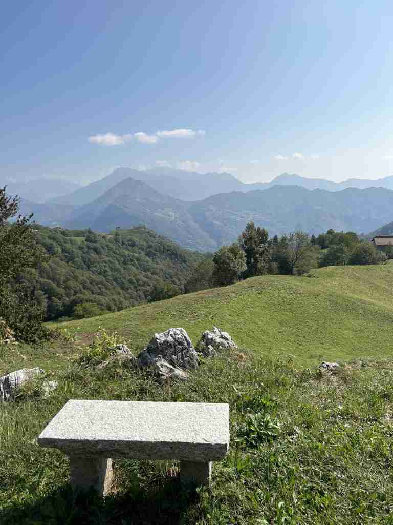 Panchina verso il Monte Gioco e sullo sfondo l'Alben