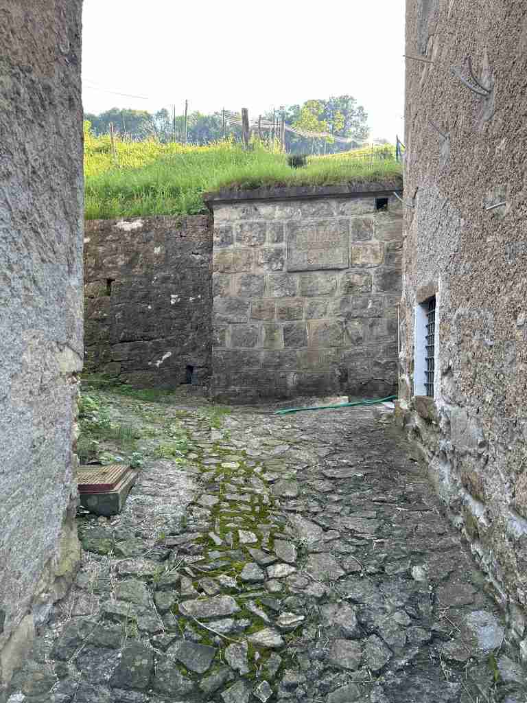 Incisione su muro ristrutturato anno 1952