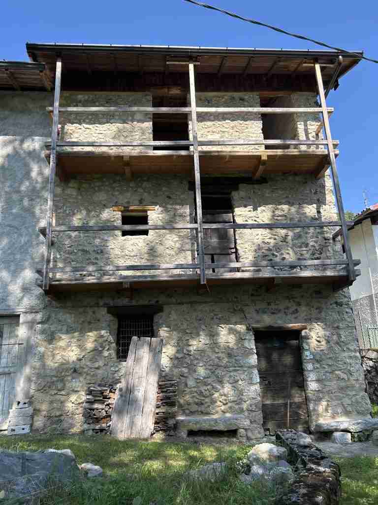 Cascinale: la struttura che ricalca l'originale è in ristrutturazione