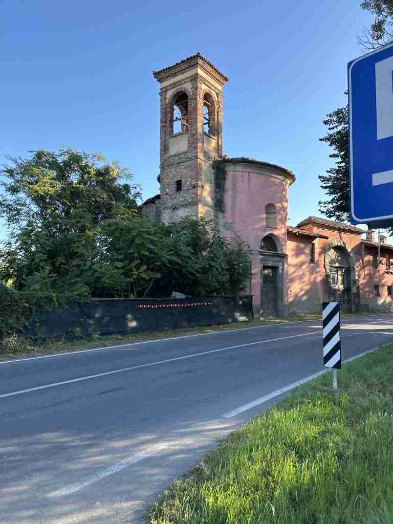 Piccola chiesetta privata e cascinale fronte castello