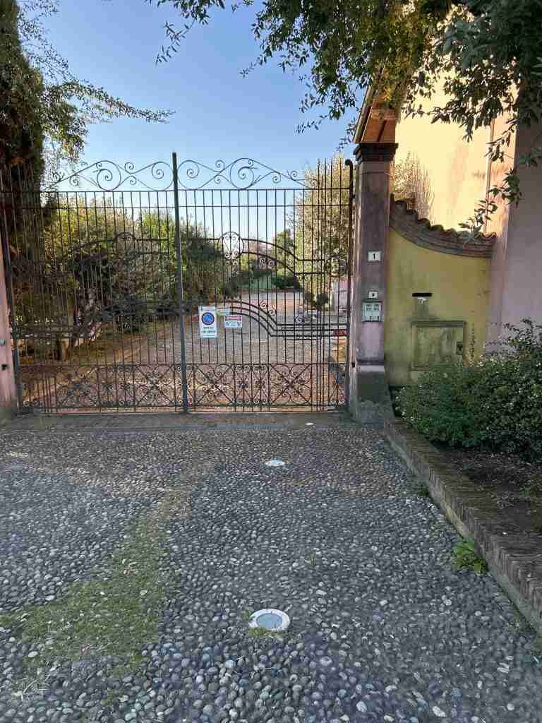 Cancello d'accesso all'ex cascinale ora B&B