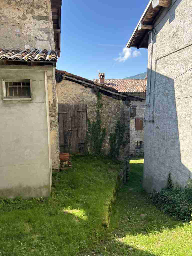 Fienili e/o stalle all'interno di Brembella