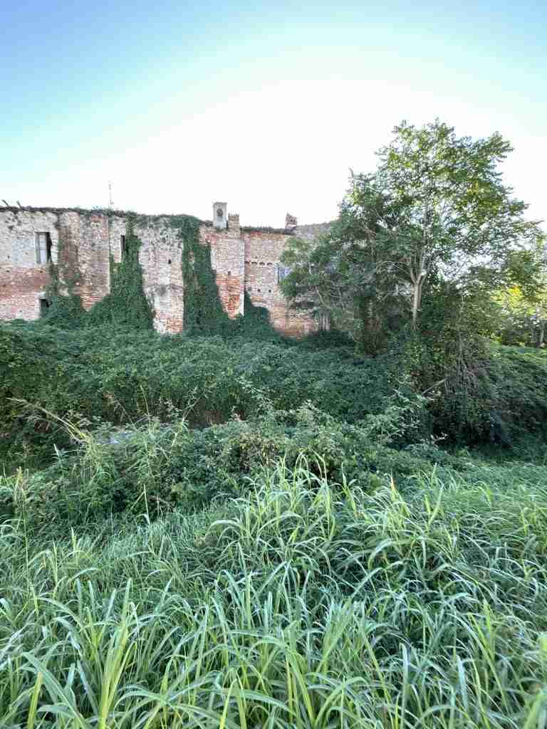 Caratteristica la struttura muraria in mattoni.