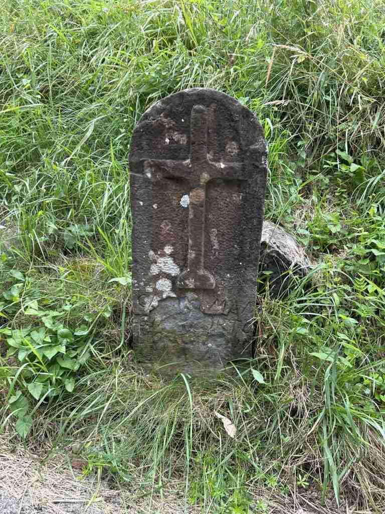 Lapide con iscrizione deteriorata e illeggibile