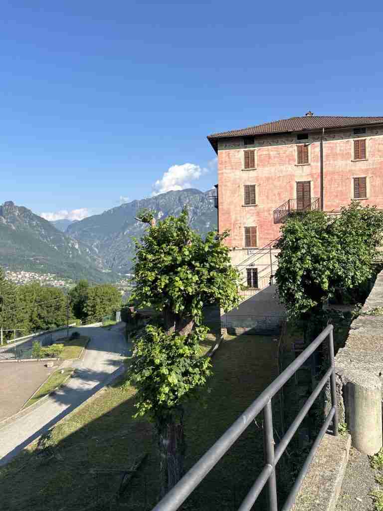 Vista laterale edificio abbandonato (ex Osteria - Trattoria)