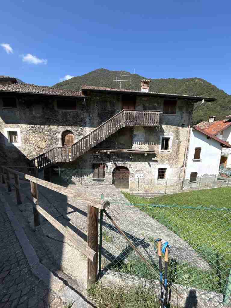 Tipico antico casolare con scala esterna in legno