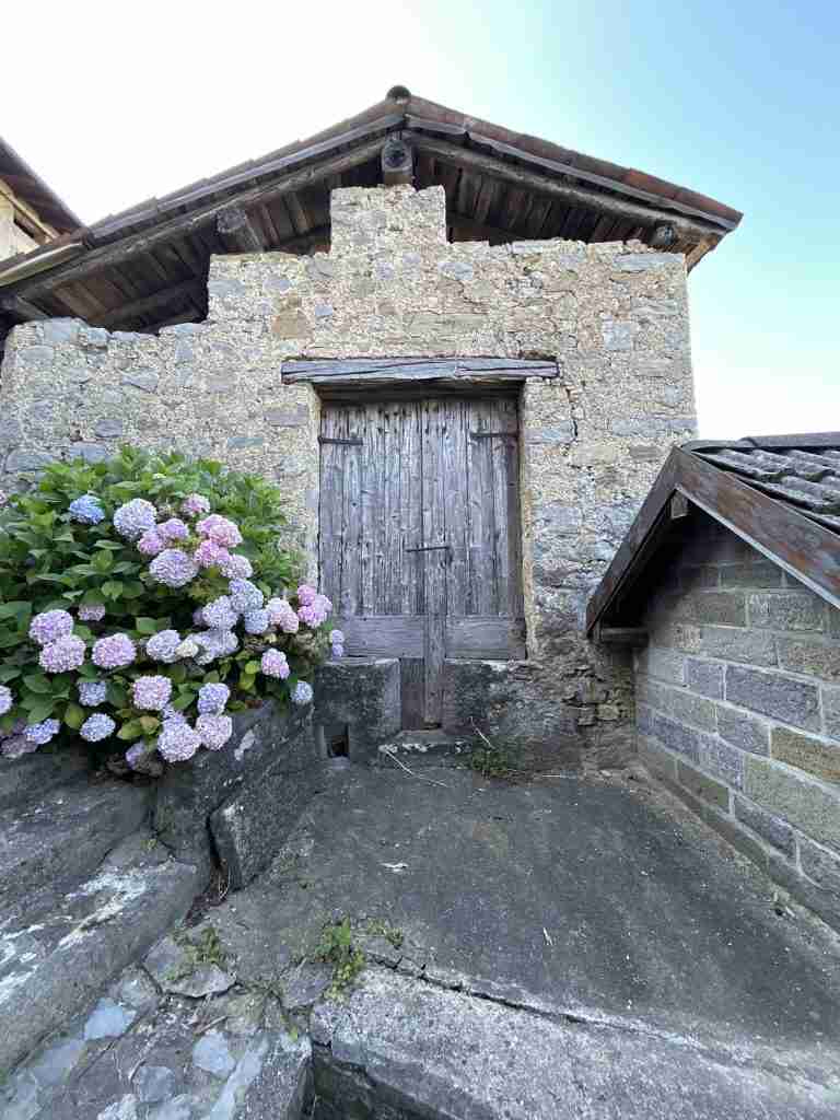 Ex Stalla ristrutturata con classica porta a "T"